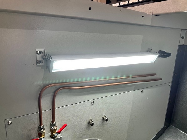 KMT KVL-Q 600  Освещение рабочей зоны  Современное LED освещение в положении сверху обеспечивает полное освещение рабочего пространства станка и контроля рабочей зоны в процессе эксплуатации 