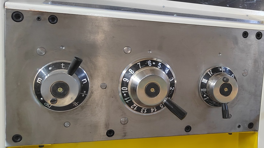KMT KY50B 1500  Коробка подач  С помощью коробки подач регулируют скорость перемещения суппорта и закрепленного на нем инструмента вдоль направляющих станины, то есть продольную подачу  На лицевой стороне коробки подач имеются рукоятки для регулир...