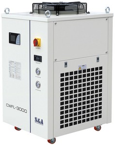 KMT L1 PRO  Чиллер охлаждения HAN'S / S&A  Промышленные водяные чиллеры от компании S&A служат для охлаждения оптоволоконных излучателей лазерных станков  Обеспечивает принудительное охлаждение жидкости, циркулирующей в лазерной трубке, поглощая и...