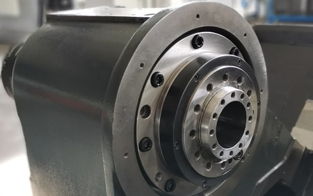 KMT KTL 56/500 Fanuc  Шпиндель А2-8 CELLS (Тайвань)  В дополнительной комплектации станок оснащен шпинделем А2-8 с полым гидроцилиндром для обработки прутков до Ø65 мм производства CELLS (Тайвань)  Отверстие Ø80 мм