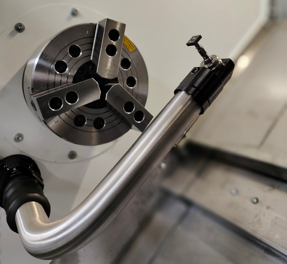 KMT KTL 56/500 Fanuc  Система измерения инструмента Renishaw  Привязка инструмента производится не по детали - «по первой стружке», что является потерей времени в общем цикле изготовления детали (привязка, измерение, корректировка), а при помощи с...