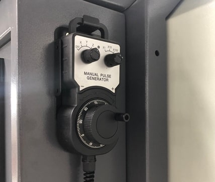 KMT KTL 56/500 Fanuc  Маховик перемещений по осям (MPG)  Переносной пульт управления с маховиком позволяет в разы сократить время наладки станка, обеспечивает перемещение рабочих органов станка по двум осям 