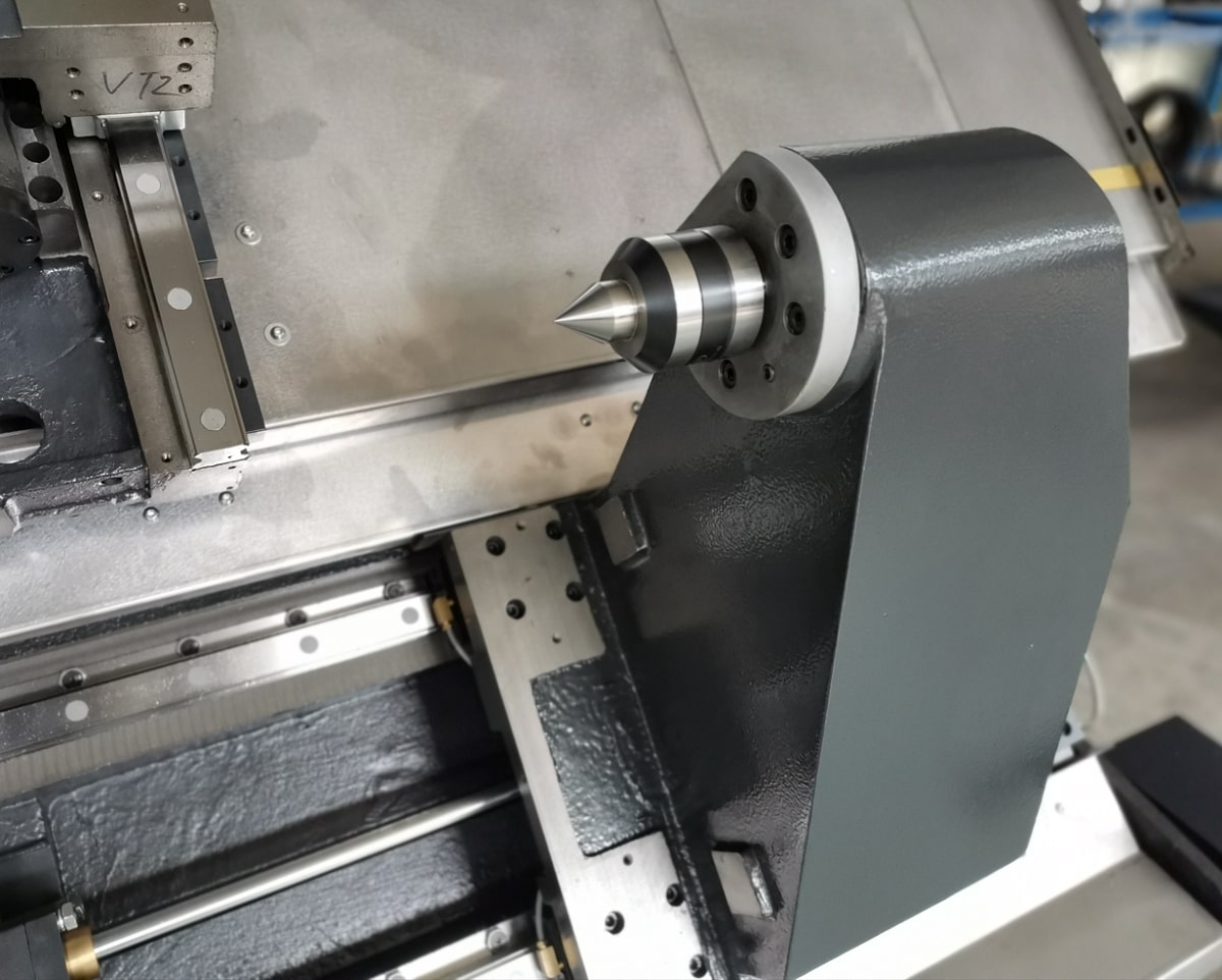 KMT KTL 56/500 Fanuc  Задняя бабка  На станке установлена гидравлическая задняя бабка  Движение задней бабки осуществляется по направляющим качения роликового типа  Управлять перемещением задней бабки можно через ЧПУ или от педали  Ход задней бабк...