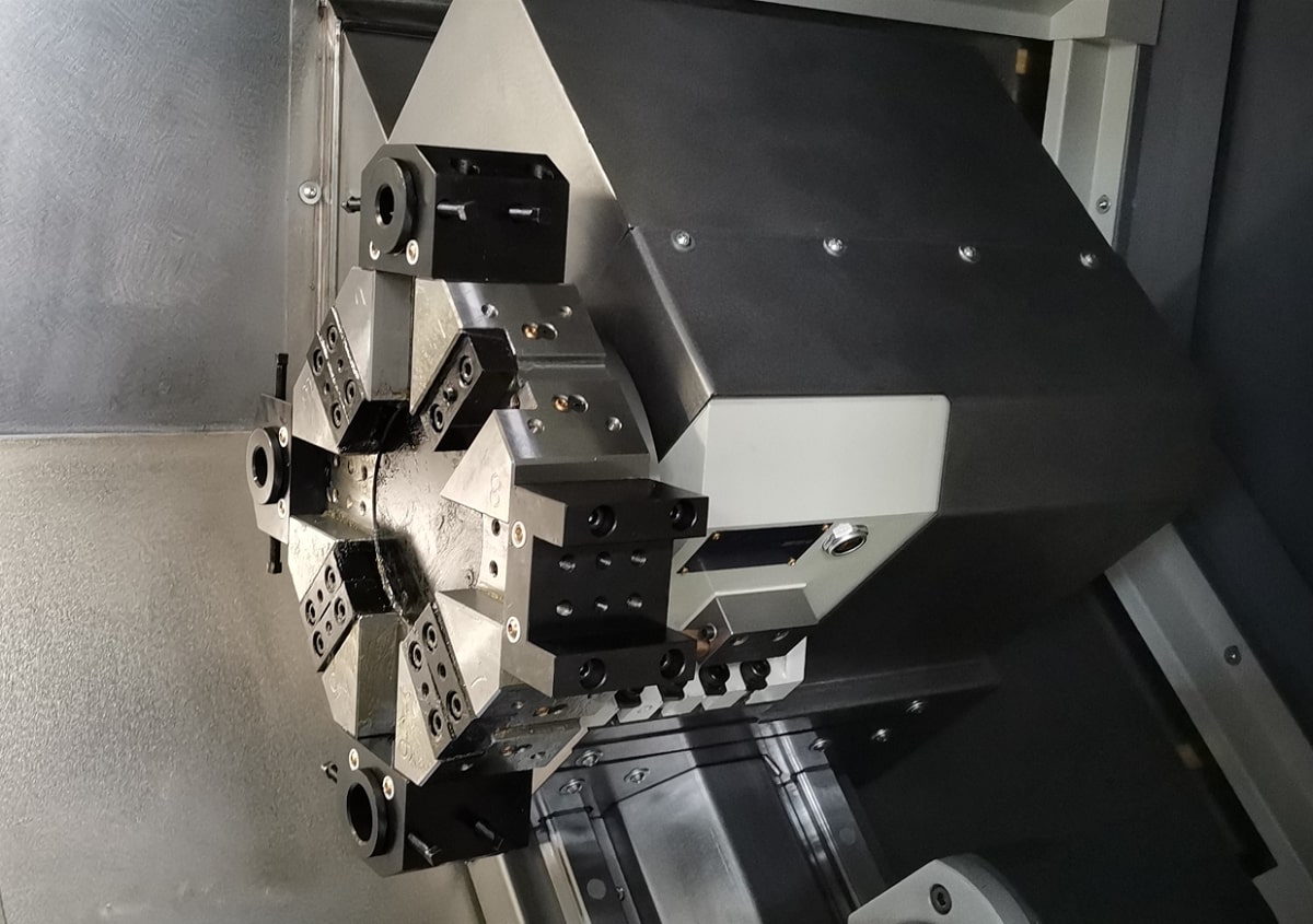 KMT KTL 56/500 Fanuc  Револьверная головка TAIXIN (Тайвань)  Токарный центр KTL 56/500 оснащен 8-и позиционной гидравлической револьверной головкой TAIXIN (Тайвань)  Сечение инструмента 25 х 25 мм, отверстие в блоке под расточной инструмент Ø40 мм...