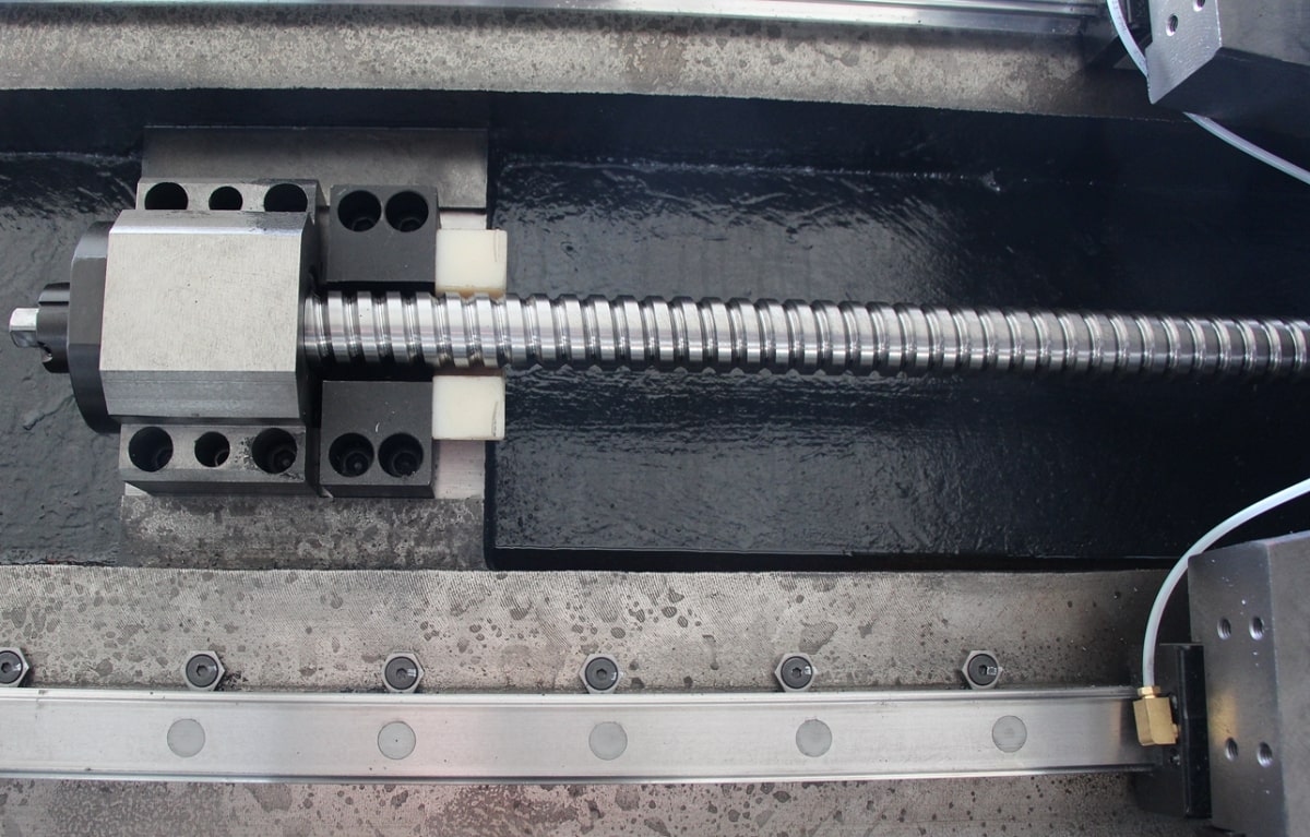 KMT KTL 56/500 Fanuc  ШВП  На станке установлены высокоточные ШВП с предварительным натягом, отвечающие классу точности С3  К каждой гайке ШВП подведена трубка импульсной смазки 