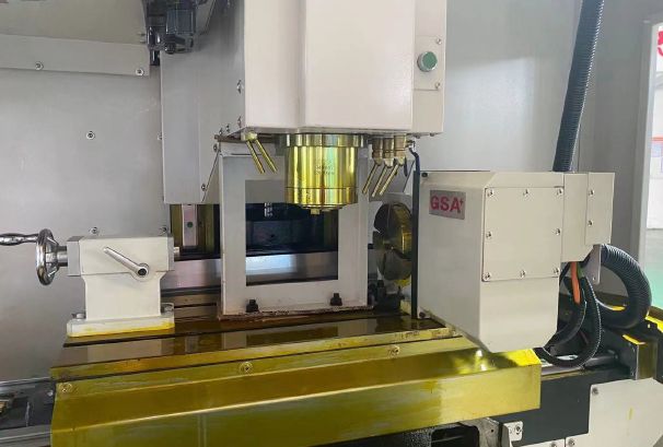KMT KVL 1260A  Поворотный стол (4-я ось) GSA (Тайвань)  Опционально станок может быть оснащен поворотным столом в комплектации с трех кулачковым патроном и задней бабкой производства GSA (Тайвань), что позволит значительно расширить технологически...