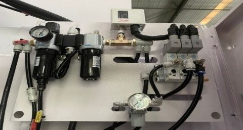 KMT KVL 1260A  Пневматический узел  На станках серии KVL установлен пневматический узел, который отвечает за разжим, зажим и подготовку шпинделя к смене инструмента  При перепаде давления имеющийся ресивер позволит безопасно произвести смену инстр...