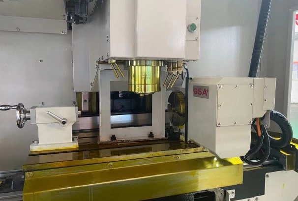 KMT KVL 1055 Fanuc  Поворотный стол (4-я ось) GSA (Тайвань)  Опционально станок может быть оснащен поворотным столом в комплектации с трех кулачковым патроном и задней бабкой производства GSA (Тайвань), что позволит значительно расширить технологи...