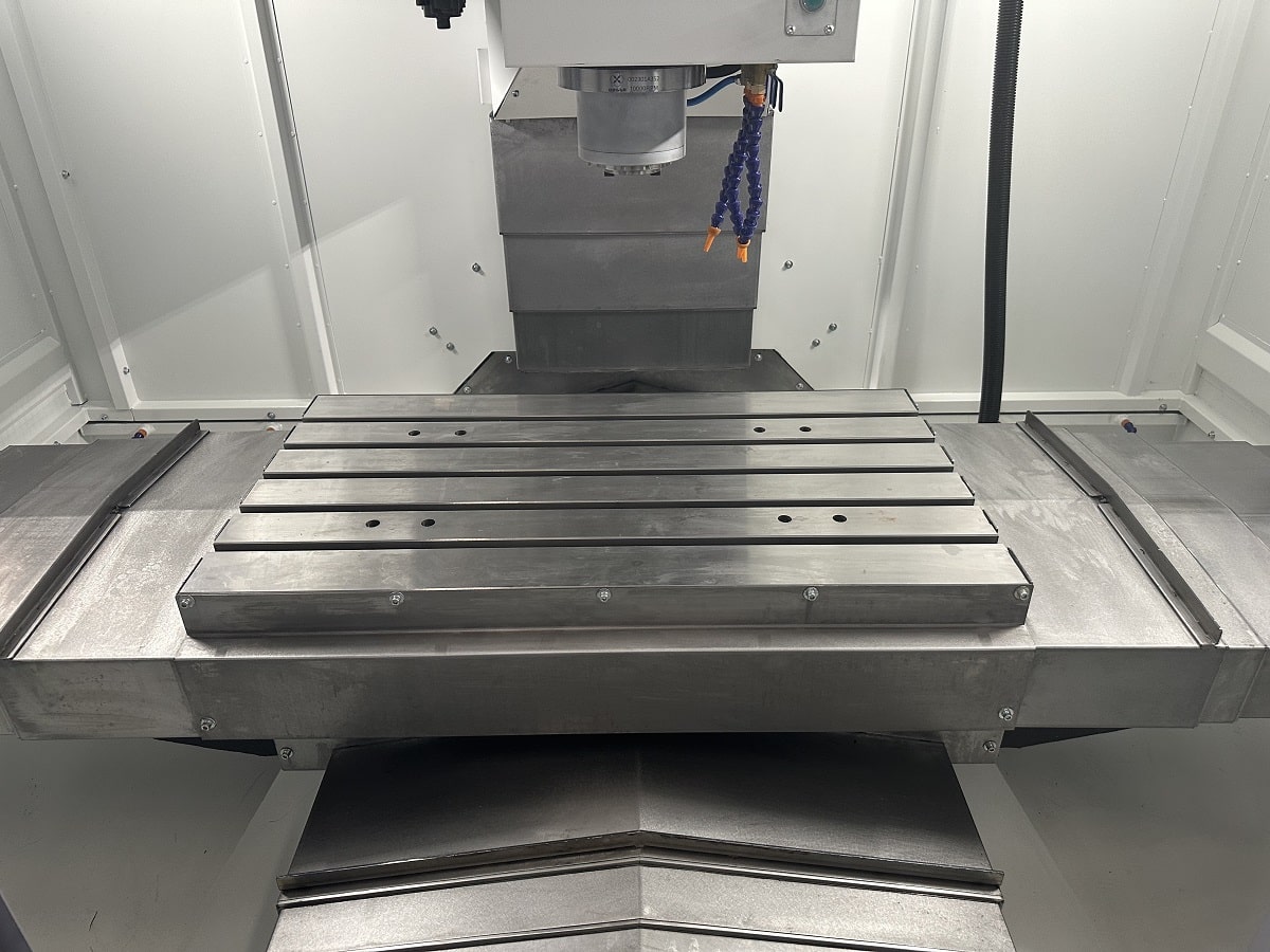 KMT KVL 1055 Fanuc  Телескопическая защита направляющих по всем осям  Полностью закрытая рабочая зона станка(с крышей) с защитными телескопическими кожухам по осям X / Y / Z обеспечивает надежность и защиту от протекания СОЖ 