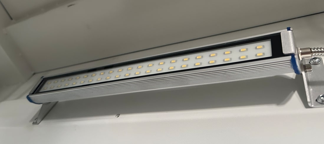 KMT KVL 1055 Fanuc  Освещение рабочей зоны  Современное LED освещение в положении сбоку обеспечивает полное освещение рабочего пространства станка и контроля рабочей зоны в процессе эксплуатации 