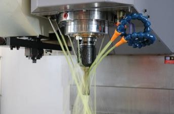 KMT KVL 1055 Fanuc  Система подачи СОЖ  Станок оснащен системой подачи СОЖ и отдельным соплом для обдува воздухом  Кольцо на шпинделе с форсунками подачи СОЖ обеспечивает дополнительное направленное охлаждение и стабилизирует процесс резания  Стан...