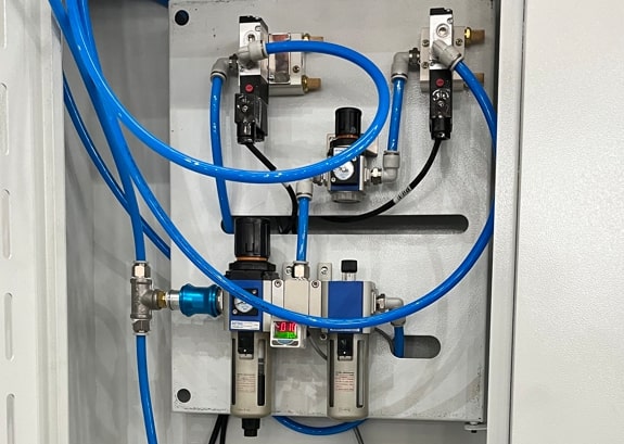 KMT KVL 1055 Fanuc  Пневматический узел  На станках серии KVL установлен пневматический узел, который отвечает за разжим, зажим и подготовку шпинделя к смене инструмента  После фильтрации сжатый воздух подается в нужные точки  При перепаде давлени...