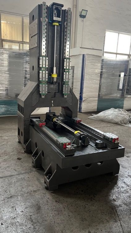 KVL850  Цельнолитая станина увеличенной массы  Основные компоненты станины изготавливаются из высококачественного чугуна, проходят термическую обработку и искусственное старение (снятие внутренних напряжений), что дает возможность применять высоко...