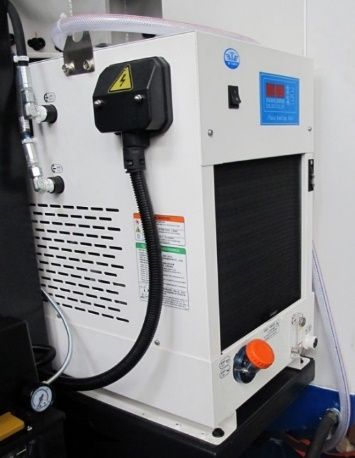 KVL850  Масляное охлаждение шпинделя  Система масляного охлаждения с динамическим контролем температуры шпинделя предотвращает перегрев и температурную деформацию шпинделя, гарантируя точность обработки и длительный срок его службы 