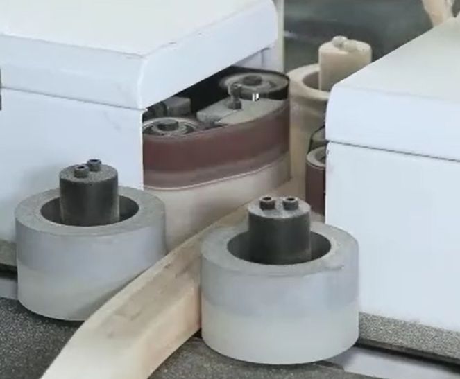 EcoWood MD-2P-C  Шлифовальные узлы  Два шлифовальных узла с пневматическими утюжками для шлифования по двум плоскостям заготовки (слева-справа)  Автоматическая осцилляция предотвращает смещение ленты и повышает качество шлифования, а интеллектуаль...
