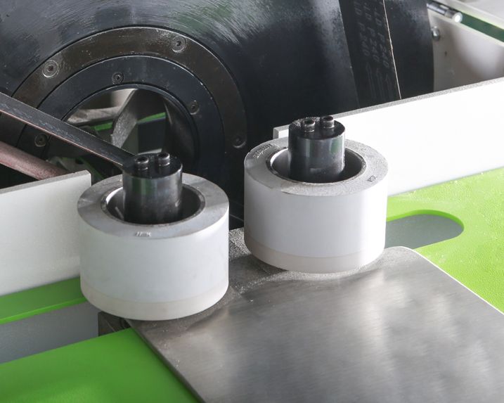 EcoWood MD-40  Подающие ролики  Станок имеет четыре независимых подающих ролика, два на входе, и два на выходе  Каждый ролик оснащен отдельным двигателем  Скорость подачи синхронизирована, плавно регулируются с помощью инвертора  Такая конструкция...