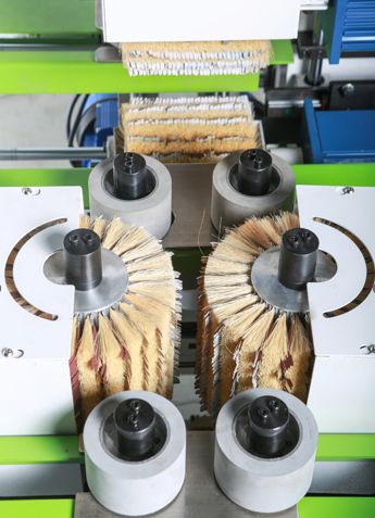 EcoWood MD-4P-S  Шлифовальные узлы  Служат для шлифования по четырем плоскостям заготовки (слева-справа, снизу-сверху)  Лепестковые щетки применяются для шлифования профилированных и радиусных заготовок 