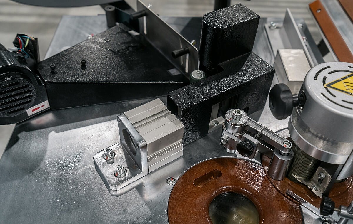 Nanxing MF50S  Предварительная обрезка кромочного материала (гильотина)  Предварительная обрезка выполняется ножом, который перемещается пневмоцилиндром по направляющим  Гильотина управляется автоматически с помощью концевого выключателя для прямы...