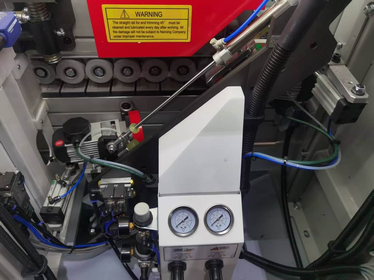 Nanxing NB860EC  Узел чистовой торцовки  Предназначен для торцевания переднего и заднего свесов кромочного материала 