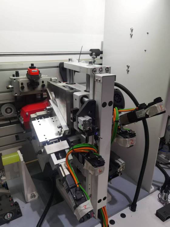 Nanxing NB860EC  Узел фрезерования свесов SERVO (чистовой)  Предназначен для чистового фрезерования верхнего и нижнего свесов кромочного материала 