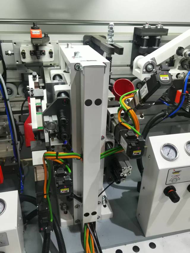 Nanxing NB860EC  Узел радиусного циклевания SERVO  Предназначен для удаления микроволны на обработанной радиусной поверхности кромки после узлов фрезерования 
