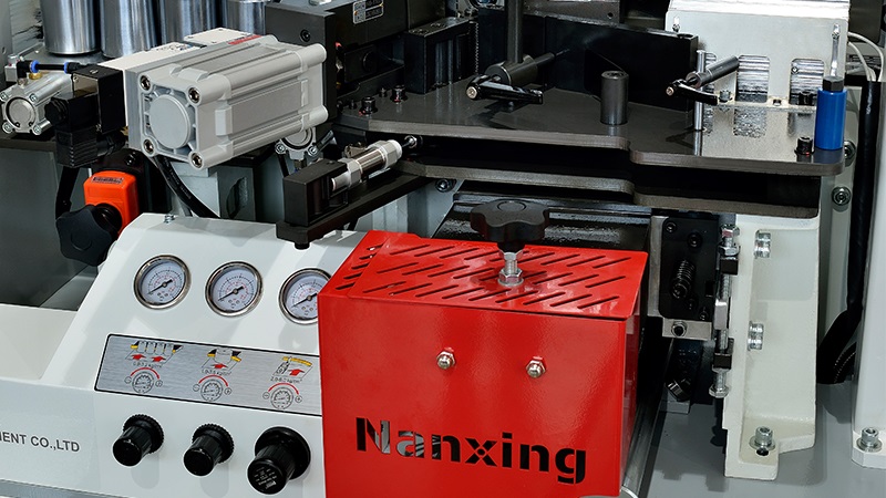 Nanxing NB6JQFKL  Клеевая ванна  Клеевая ванна ёмкостью 5 литров имеет антипригарное покрытие, защищая клей от подгорания, сохраняя его физические свойства и цвет 
