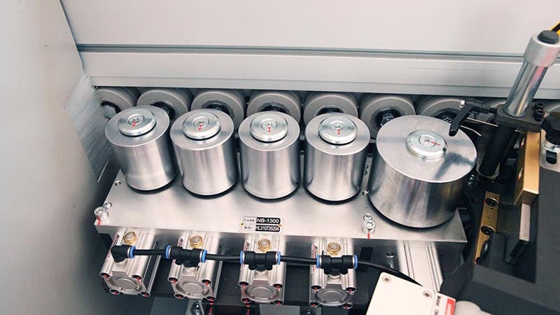 Nanxing NB6J  Пресс группа  Приводной ролик, диаметром 100 мм охлаждает кромку после нанесения клея Скорость вращения синхронизирована со скоростью подачи конвейера 4 стальных дожимных ролика диаметром 70 мм Каждый ролик имеет индивидуальный пневм...