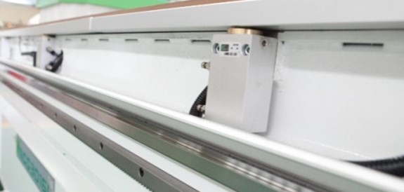 Nanxing NCG5812 2T  Боковые пневмоупоры  На каждой из сторон оси Х расположены по два упора для базирования заготовок, которые автоматически подаются вверх пневматическими цилиндрами  Всего для позиционирования плит используются четыре ограничител...