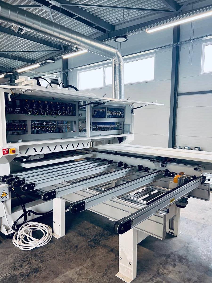 Nanxing NCB612TS  Система выгрузки  Поперечный ременной транспортер большой ширины обеспечивает удобную и быструю выгрузку обработанных деталей  Направляющие имеют возможность регулировки под разную длину заготовки 