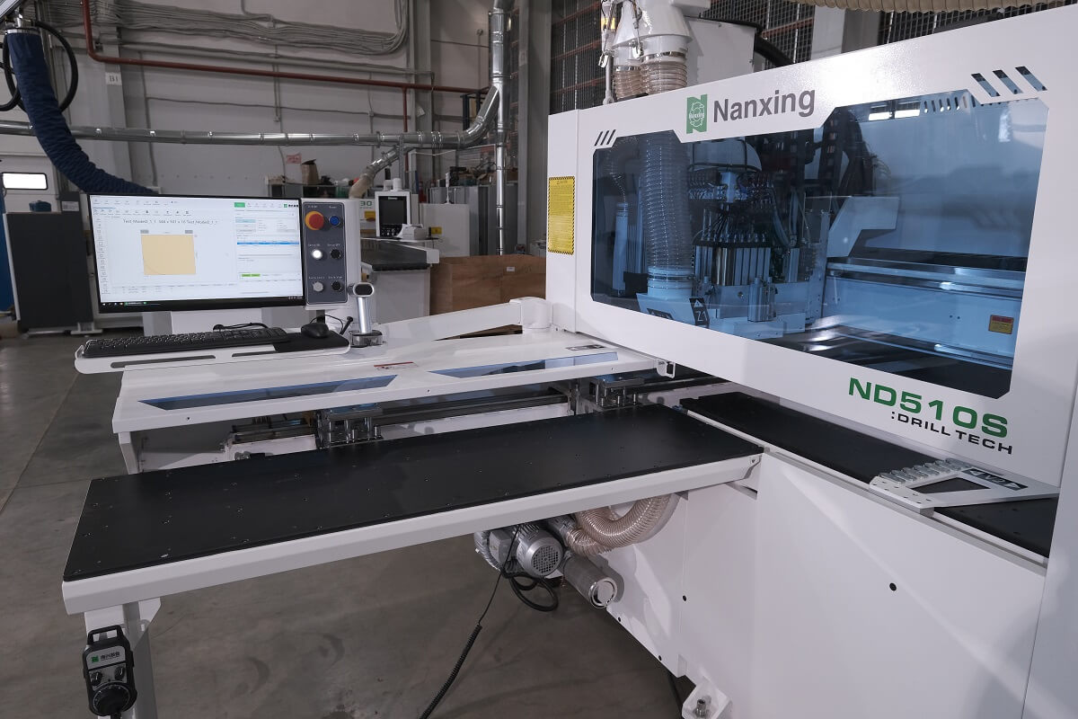 Nanxing ND510S  Загрузка деталей  Рабочий стол с воздушной подушкой обеспечивает защиту поверхности деталей  В начале стола установлены ролики, упрощающие загрузку длинных и тяжёлых деталей 