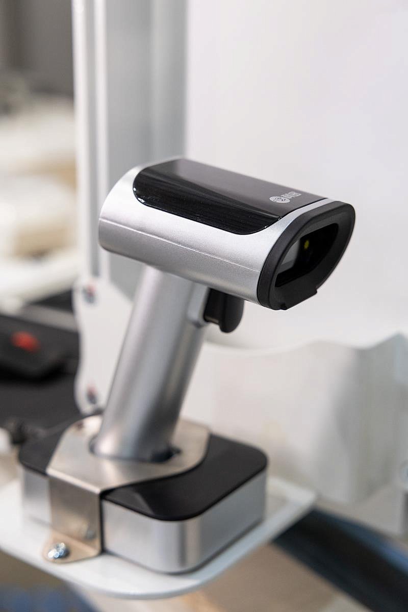 Nanxing ND612S  Сканер штрих-кодов  Для удобства работы, а также для сокращения времени перехода на различные карты присадки станок оснащен сканером для считывания штрих-кодов  Данная система позволяет экономить до 20% рабочего времени, а также сн...