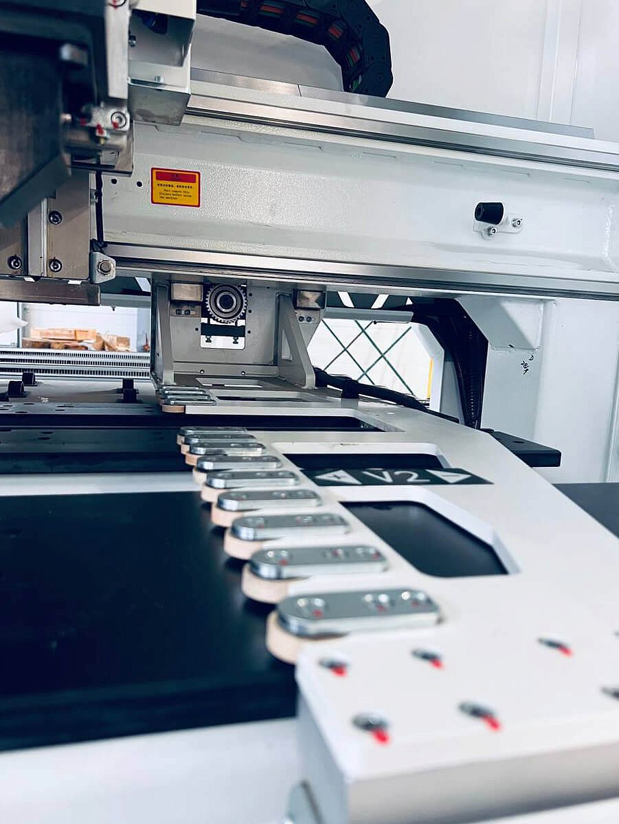 Nanxing ND612S  Системы прижимов деталей при обработке  Боковой прижим с роликами используется при перемещении заготовок в горизонтальной плоскости  Перемещение осуществляется с помощью шестерни и рейки  В соответствии с параметрами детали, настра...