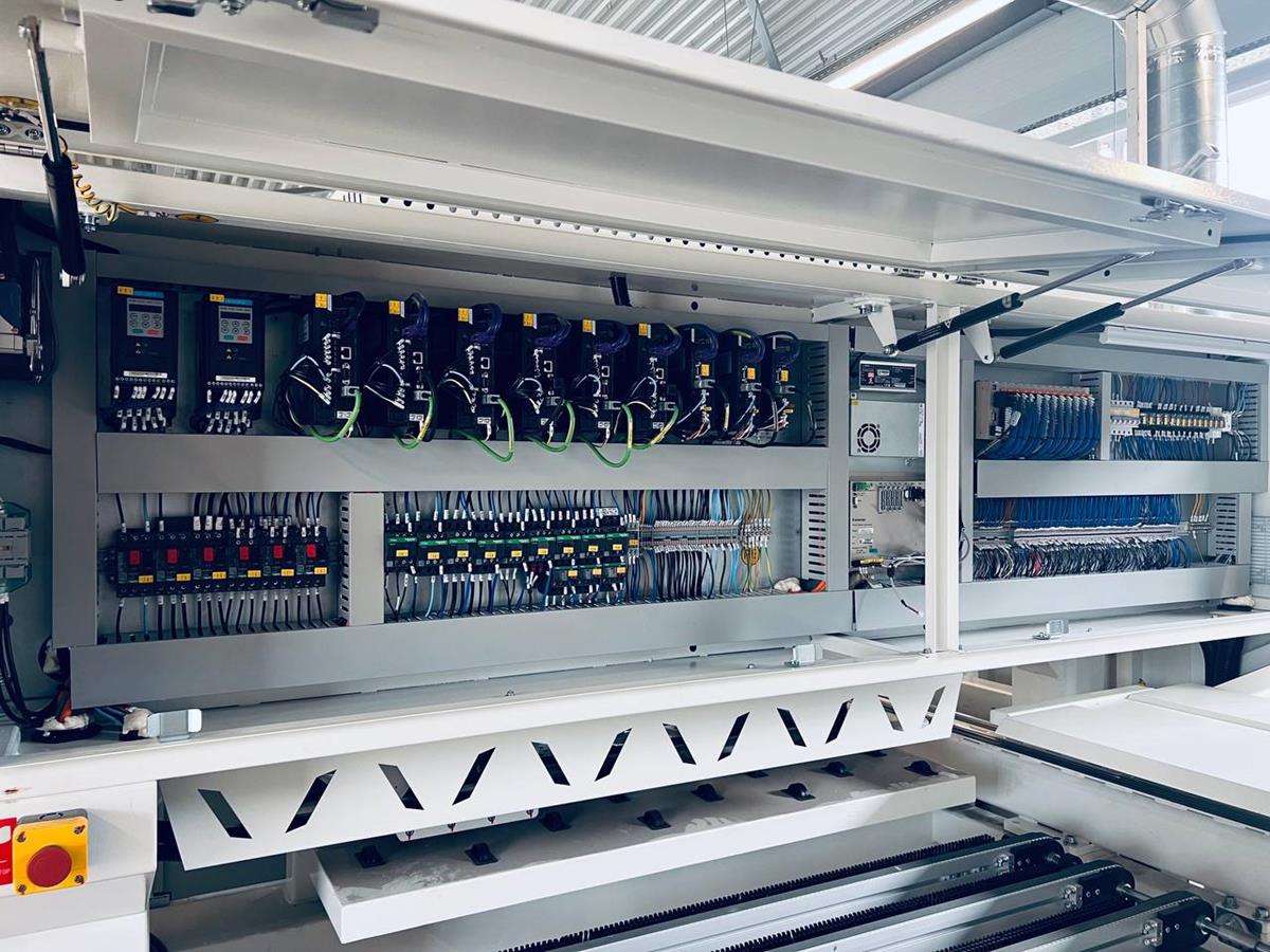 Nanxing ND712D  Шкаф управления  Используются электрокомпоненты ведущих мировых производителей  Скомпонован в отдельный блок, изолированный от вибраций, перегрева и других внешних воздействий  Все компоненты и соединения расположены на строго отве...