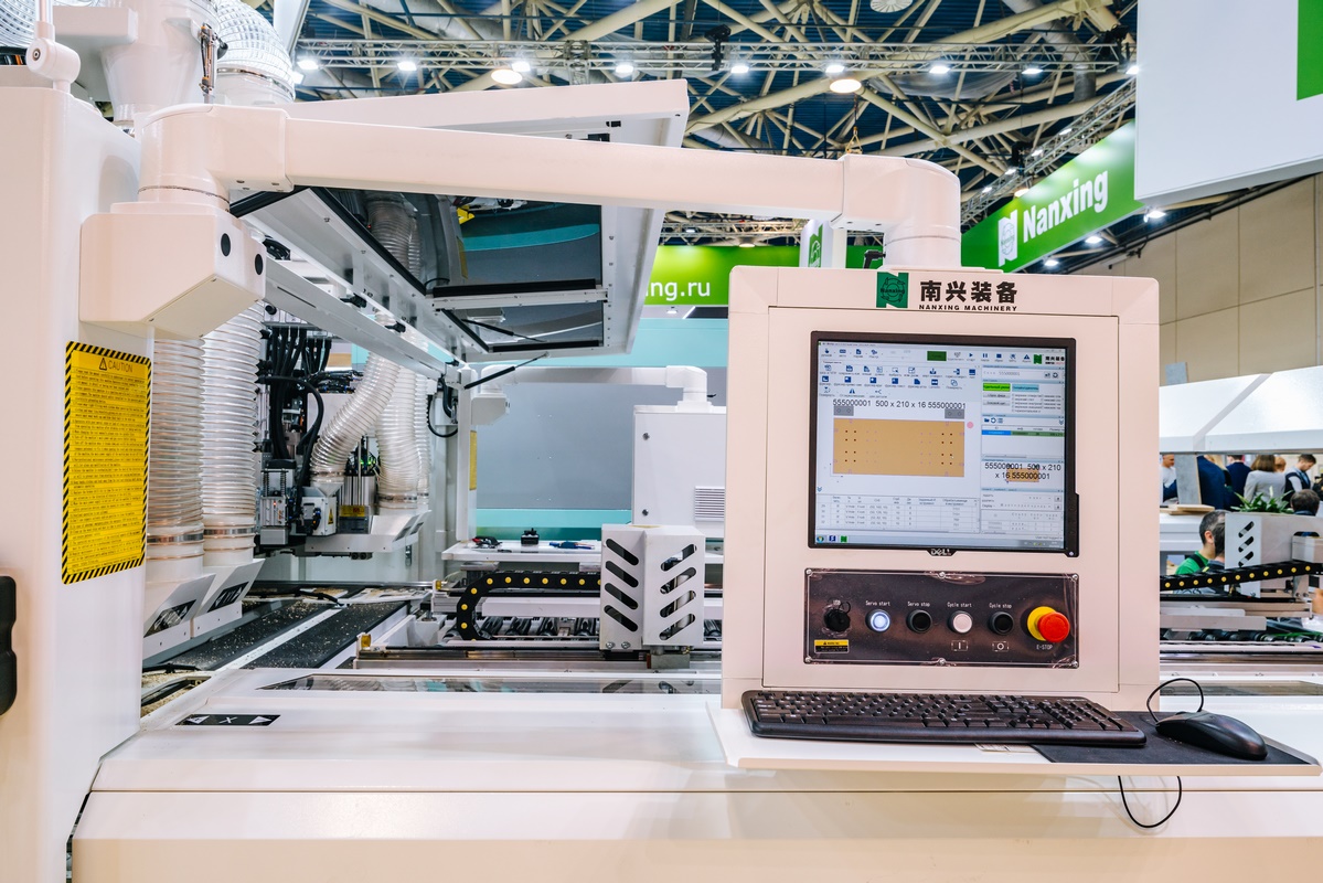 Nanxing ND712D  Программное обеспечение  Две стойки управления удобно расположена на мощном поворотном кронштейне и оснащены большими 19