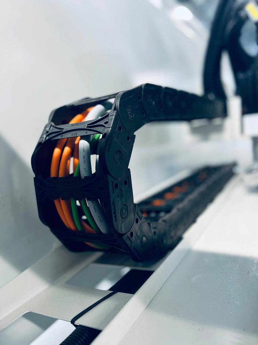 Nanxing ND712D  Защитные кабель и укладчики с прорезью для провода  Обеспечивают защиту кабелей от внешних повреждений (защищает от механических повреждений при падении габаритных обрезков), что увеличивает ресурс работы станка и повышает уровень ...