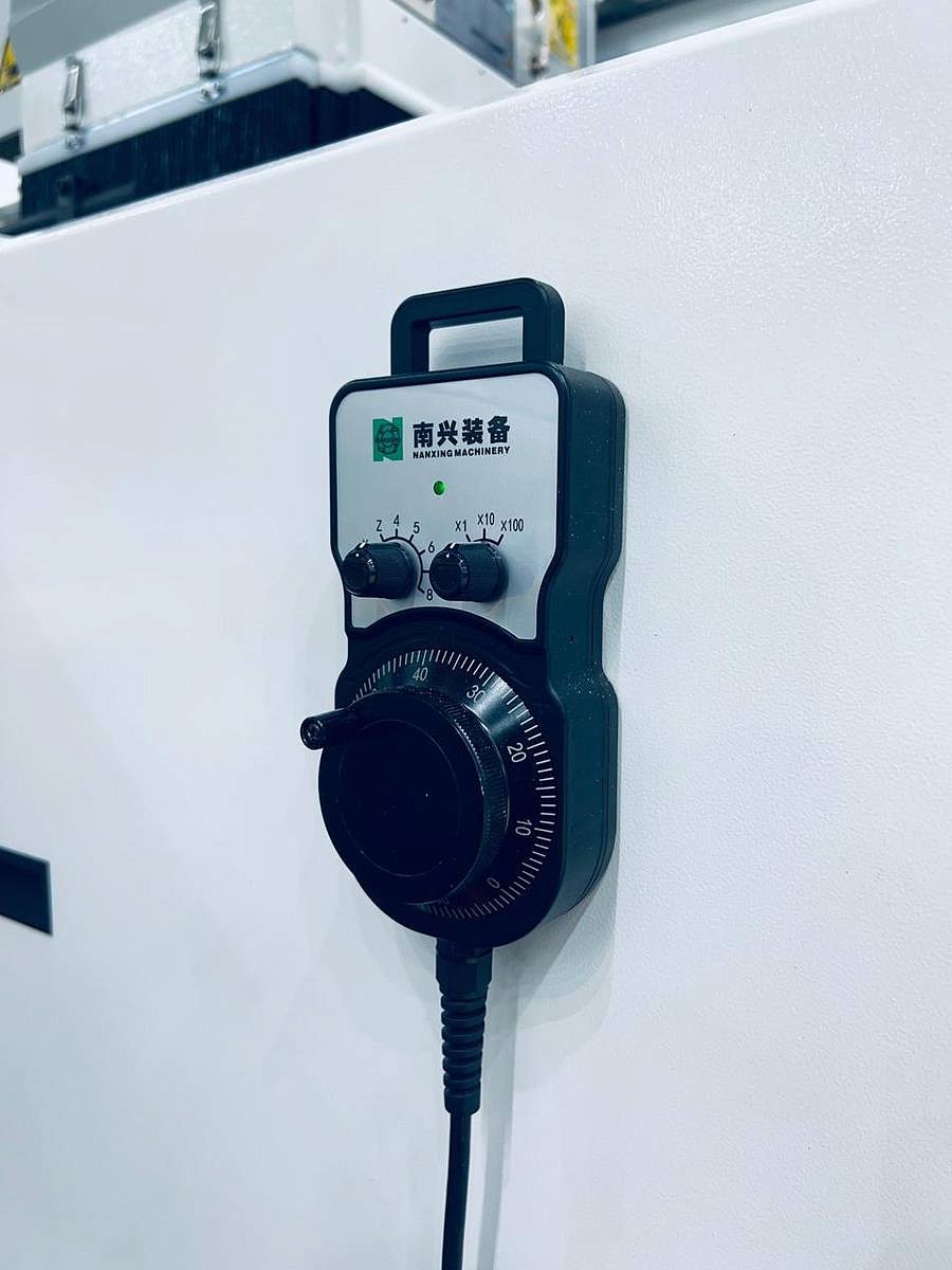 Nanxing ND712D  Переносной пульт  Удобный и эргономичный пульт управления, предназначен для управления станком в ручном режиме  Значительно облегчает работу оператора во время настройки станка, а также снижает риск повреждения оборудования в проце...