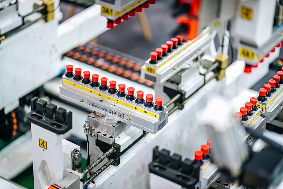 Nanxing NDC402M  Сверлильные группы  Два независимых сверлильных блока в каждой группе, каждый имеет возможность поворота на 90°  Минимальная дистанция между двумя соседними группами составляет 128 мм, что позволяет засверлить даже самые нестандар...