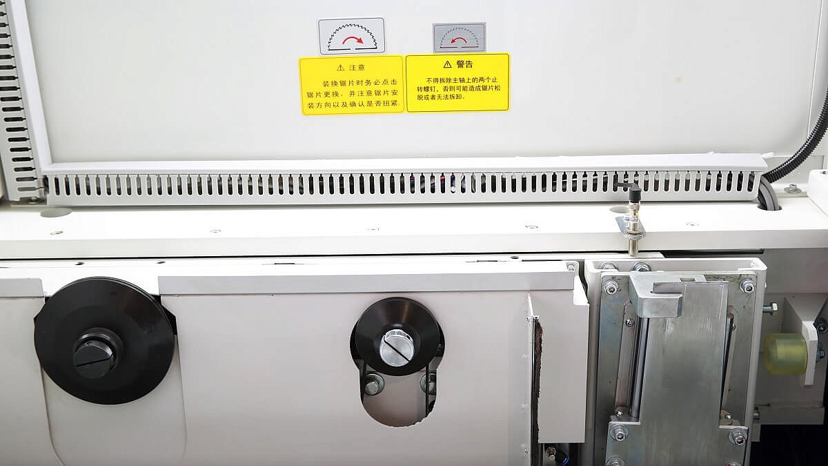 Nanxing NPC330LE  Защита от падения узких деталей  На пильной каретке интегрирована специальная защитная планка, которая препятствует попаданию узких обрезков в каретку при пилении 