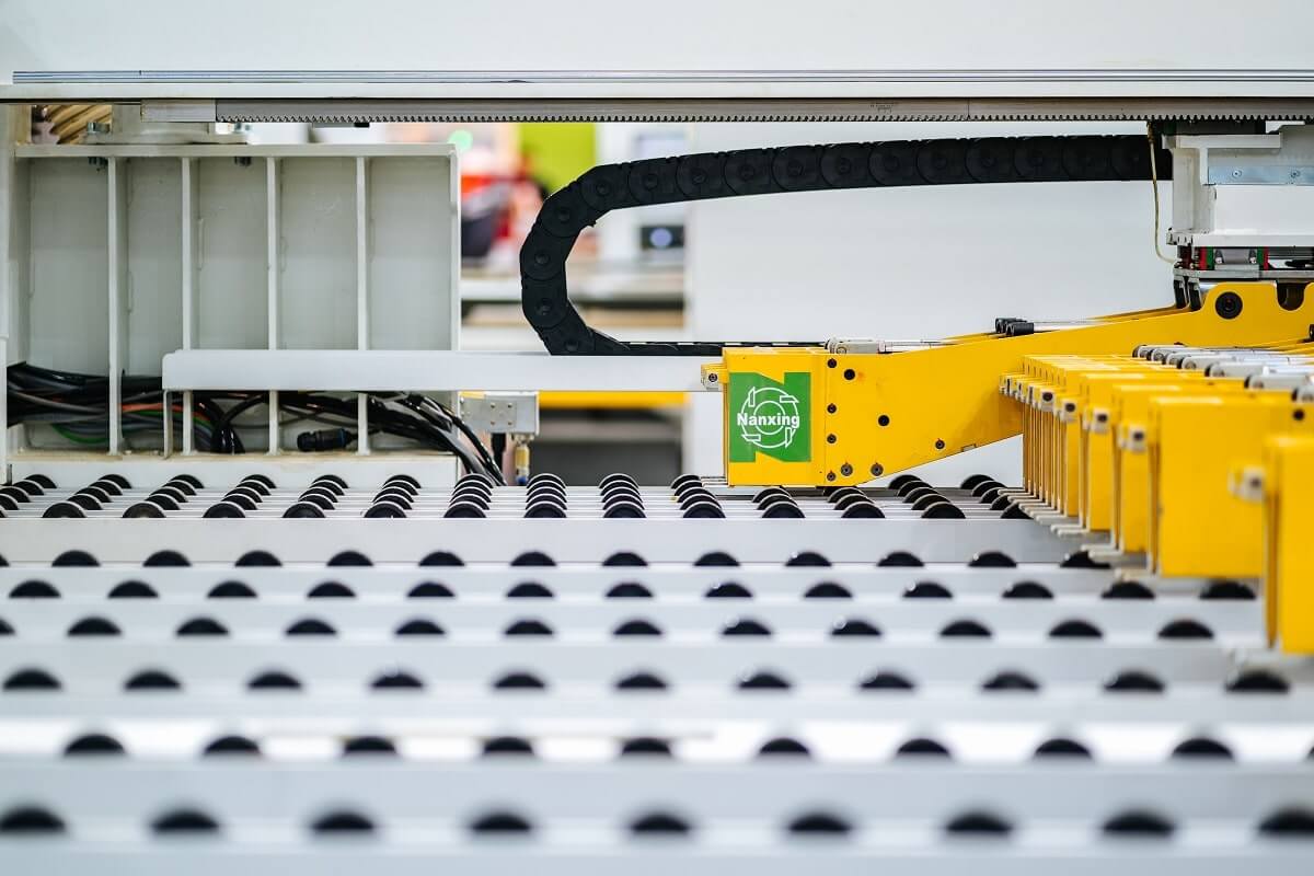 Nanxing NPL 440D  Толкатель Twin Pusher  На толкателе расположено 12 пневматических захватов  2 крайних двухпальцевых захвата имеют собственную систему привода и могут работать независимо от основного толкателя  Применение Twin Pusher позволяет ув...