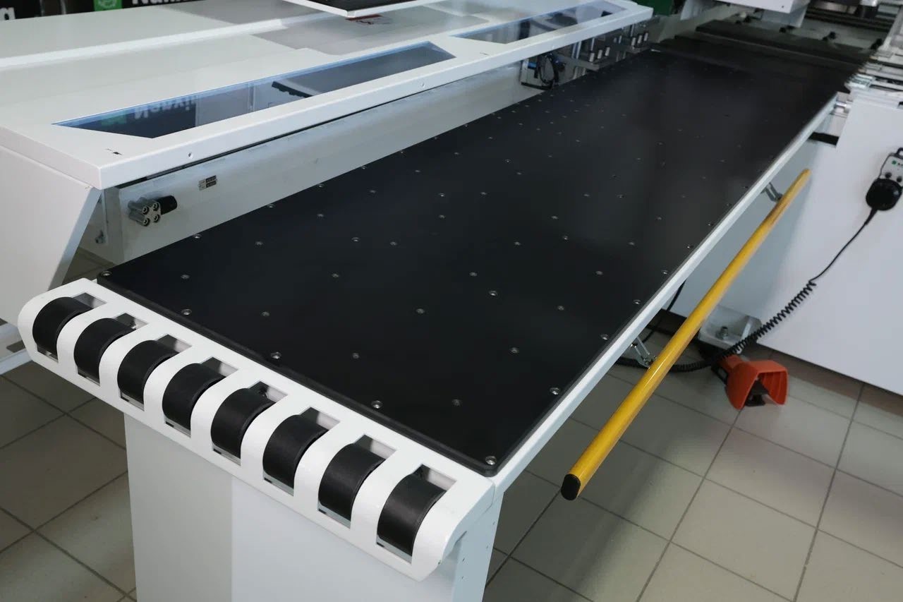 Nanxing N  Загрузка деталей  Рабочий стол оборудован независимой системой воздушного поддува для плавного перемещения материала без повреждения лицевых сторон  Поверхность столов выполнена их жестких, износостойких плит для более длительного срока...