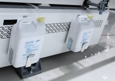 Nanxing NB875  Система подачи жидкостей  Разделяющая и очищающая жидкости распыляются специальными форсунками на обе стороны детали, улучшая качество обработки кромки 