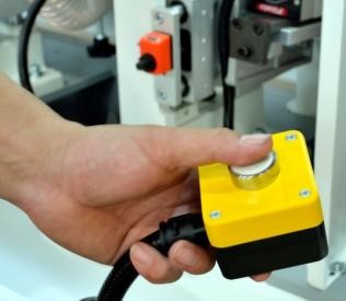 Nanxing NB875  Сервисный пульт  Пульт позволяет оператору останавливать или запускать станок в любое время во время обработки, что обеспечивает макс  удобство при регулировке или тестировании станка  За счет светового индикатора, состояние станка ...