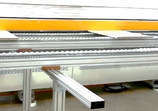 Nanxing NB875  Конвейер  Длинная прямая полукруглая направляющая, гарантирует прямолинейное движение деталей, без смещений  2 комплекта опорных поддерживающих конвейеров с роликами поддерживают большую заготовку в процессе обработки  Толстая сталь...