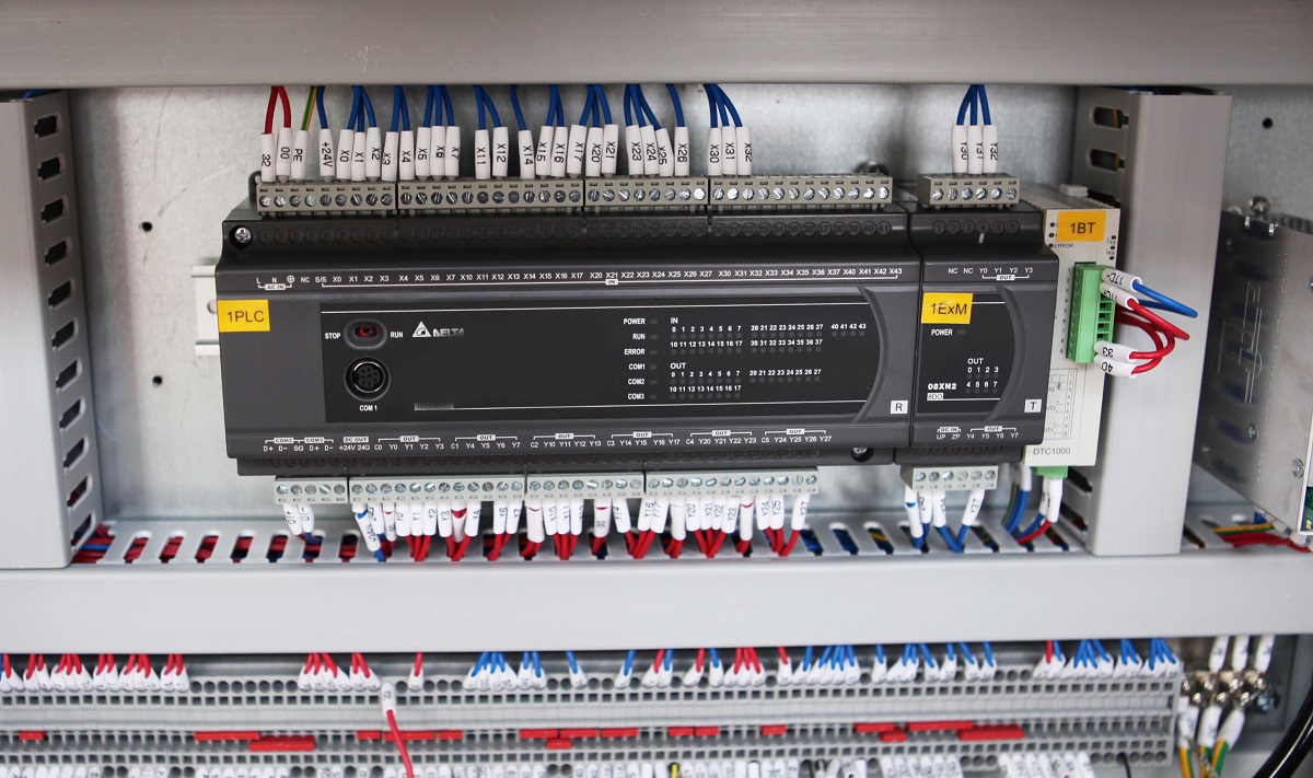 Nanxing NBC332  Электрокомпоненты  Управление ПЛК, входное напряжение 380 В, 50 Гц (стандарт) Положение заготовки контролируется энкодером Независимые частотные преобразователи на каждый узел с функцией торможения двигателя Большинство используемы...