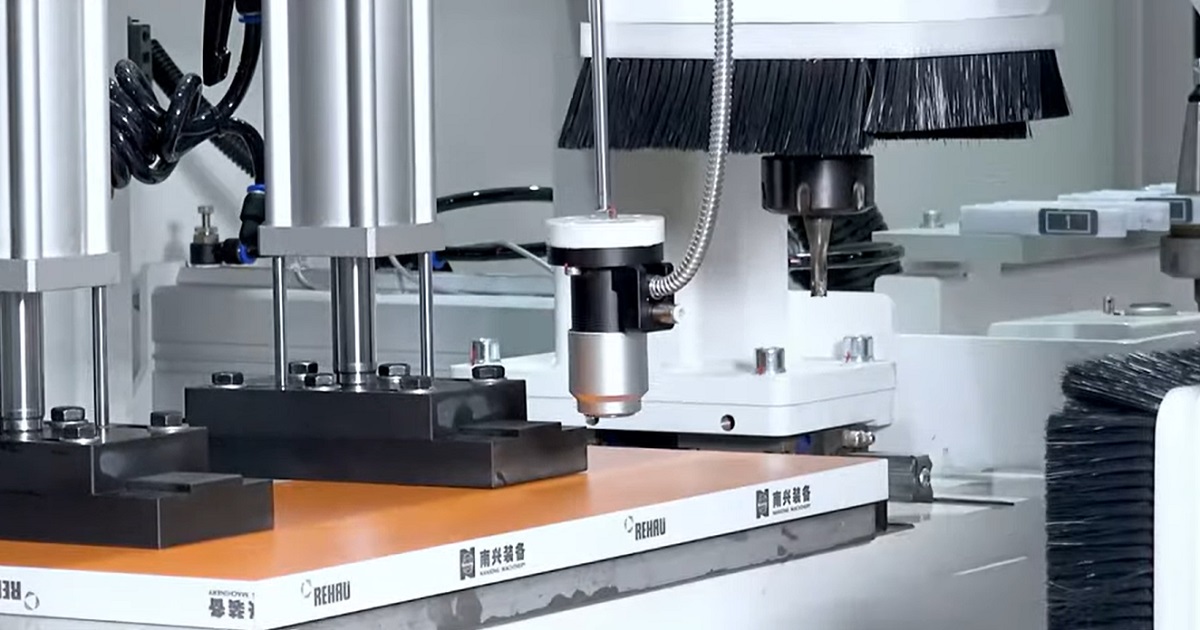 Nanxing NCB2808  Измерение заготовки  Функция автоматического определения толщины детали  Если есть ошибка в толщине пластины, то инструмент может быть автоматически установлен после обнаружения  Ошибка обнаружения составляет менее 0,1 мм 