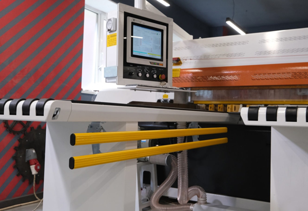 Nanxing NP-380FG  Планка запуска цикла  Специальная планка под основным загрузочным столом позволяет запустить раскрой без использования пульта управления и значительно упрощает работу на станке оператору, снимая необходимость лишних манипуляций 