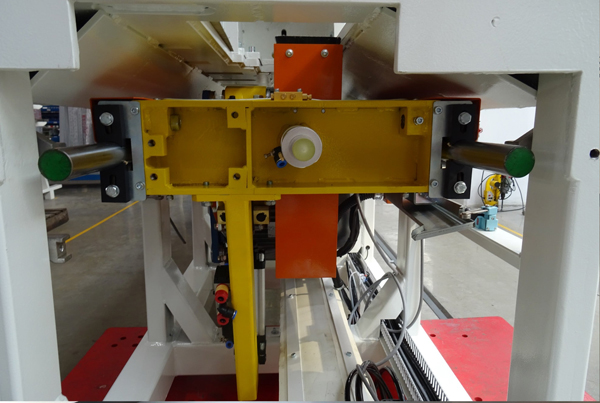 Nanxing NP-380FG  Направляющие пильного узла  Пильный узел перемещается между двумя стальными направляющими сечением 40 мм, расположенных горизонтально  Таким образом, вес узла сбалансирован и распределен на две направляющие  Данная система являет...