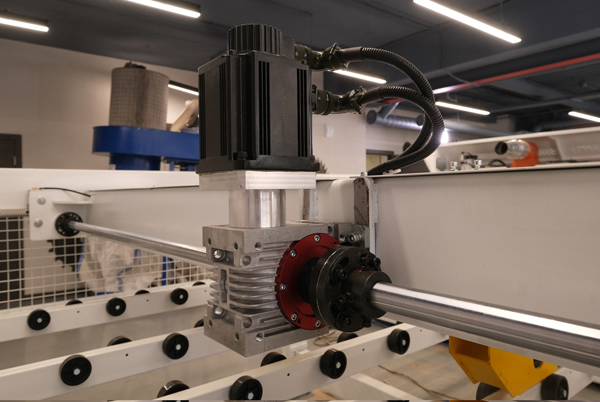 Nanxing NP-380FG  Привод толкателя  За перемещение программного толкателя отвечает высокопрецизионный редуктор Gudel (Германия)  Скорость хода толкателя 90 м/мин  Скорость толкателя также имеет решающую роль ( наряду с холостым ходом возврата пиль...