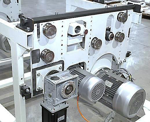 Nanxing NPL 380D  Пильная каретка  Привод пильной каретки мощностью 2 кВт позволяет разгонять её при ходе до 90 м/мин, а при холостом ходе – до 120 м/мин  Вылет основной пилы контролируется системой ЧПУ и зависит от высоты распиливаемого пакета ма...