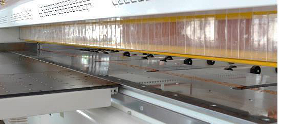 Nanxing NPL 380D  Защитная штора  Сегментная защита обеспечивает безопасность и защищает оператора от пыли и опилок 